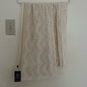 NWT: A brand new sheep wool woman scarf 
40 cm x 200 cm